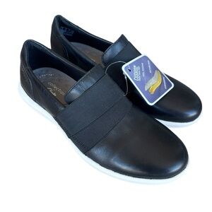 Clarks Women's Kayleigh River black slip-on loafers 6.5